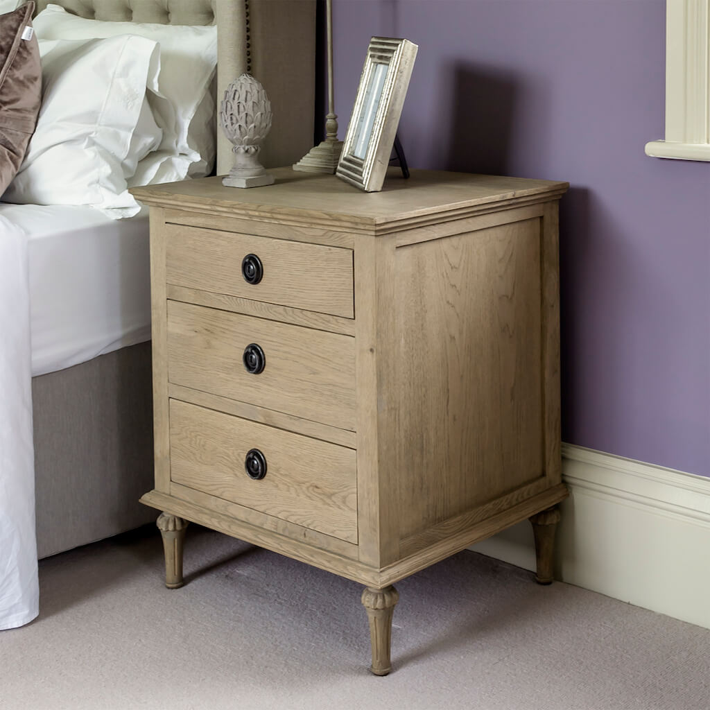 Brilliant bedside tables (... and what we keep in them)
